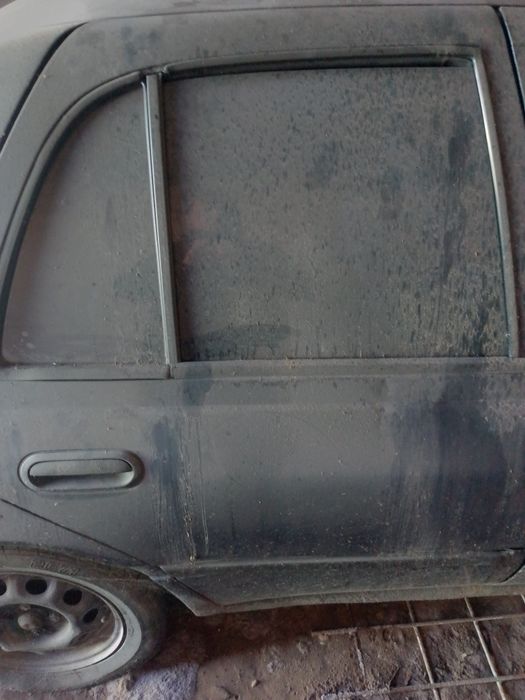 Двері до автомобіля Ніссан сані