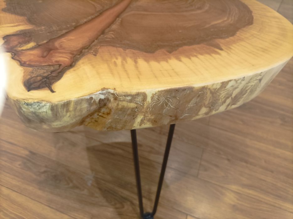 Stolik kawowy z żywicą epoksydową