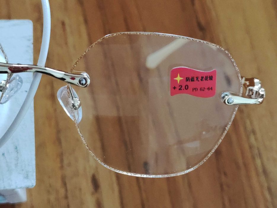 Piękne nowe okulary do czytania +2.00 ze złoceniami.