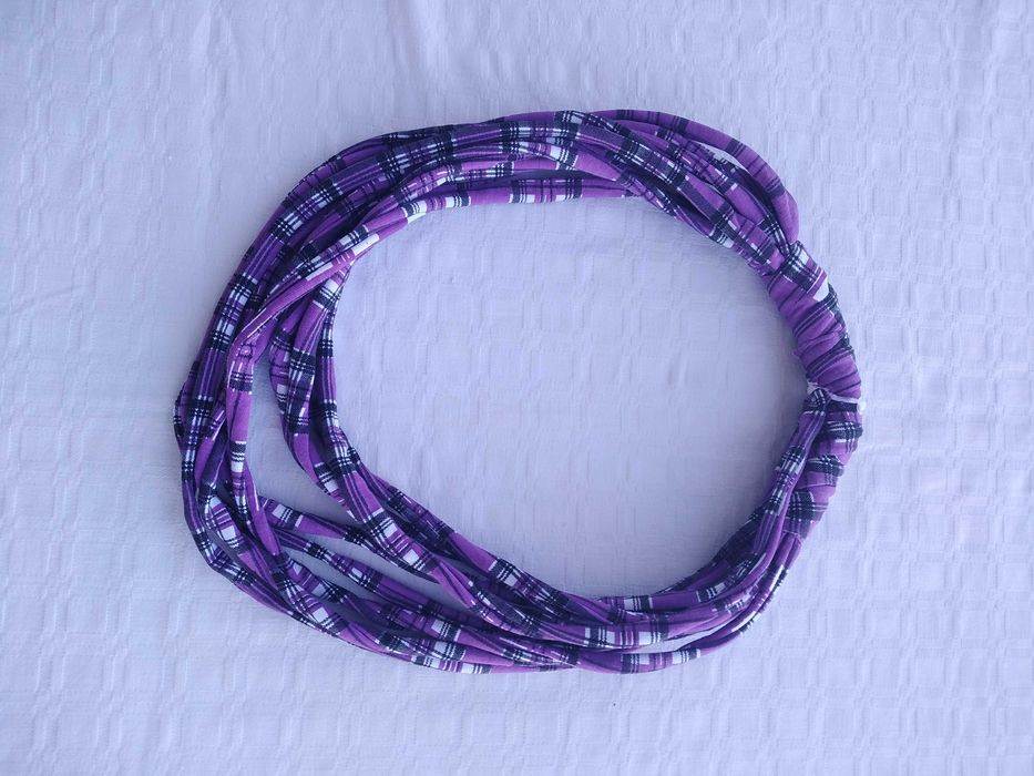 Colar de tecido roxo