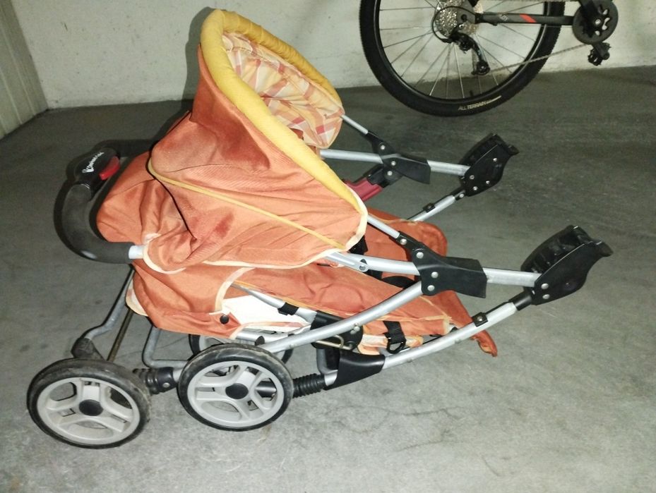 Carrinho de bebê com ovo