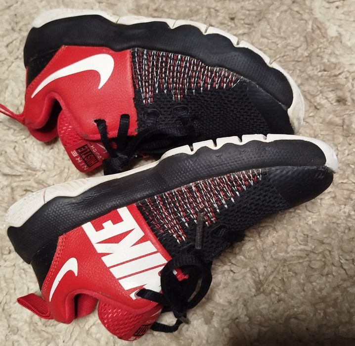 Buty sportowe chłopięce Nike rozmiar 28 stan bardzo dobry