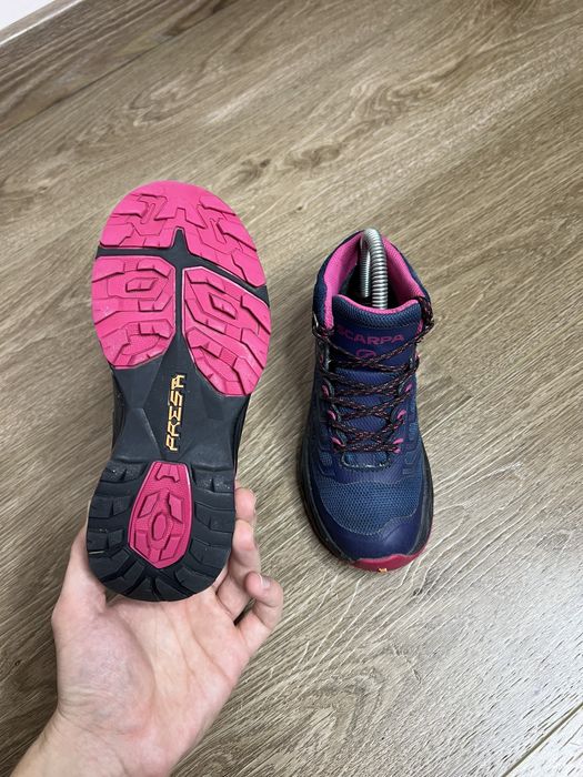 Продам БОМБЕЗНІ дитячі трекінгові черевики Scarpa Rush Mid Kid GTX