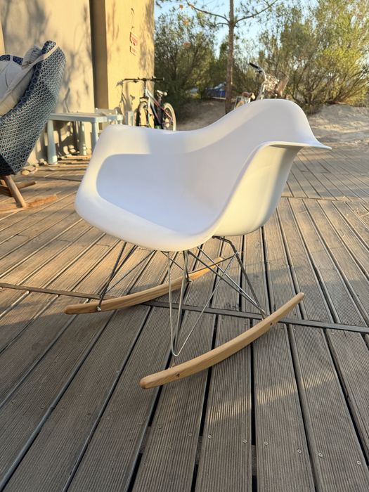 Cadeira de baloiço estilo Charles Eames