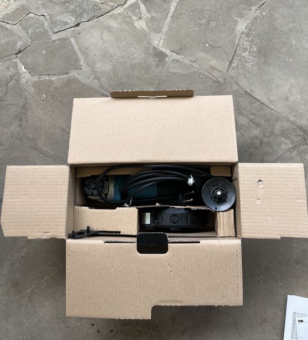 Кутова шліфмашина (болгарка) Makita 9558HNRG