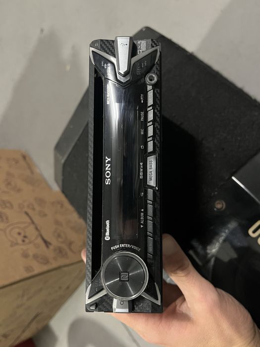 Amplificador, rádio, subwoofer, cabos e cabos