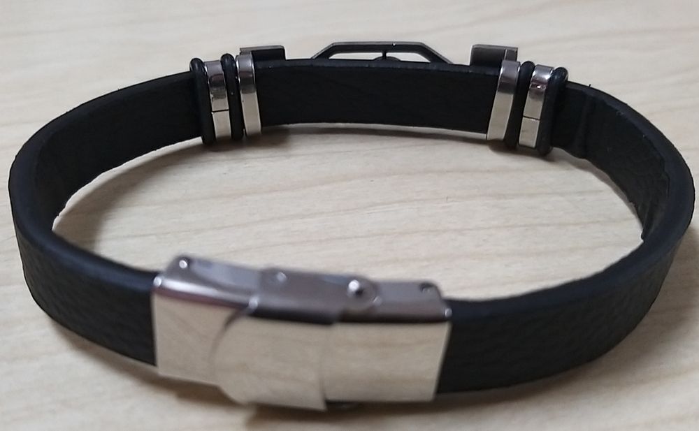 Pulseira de cabedal com nota de música.