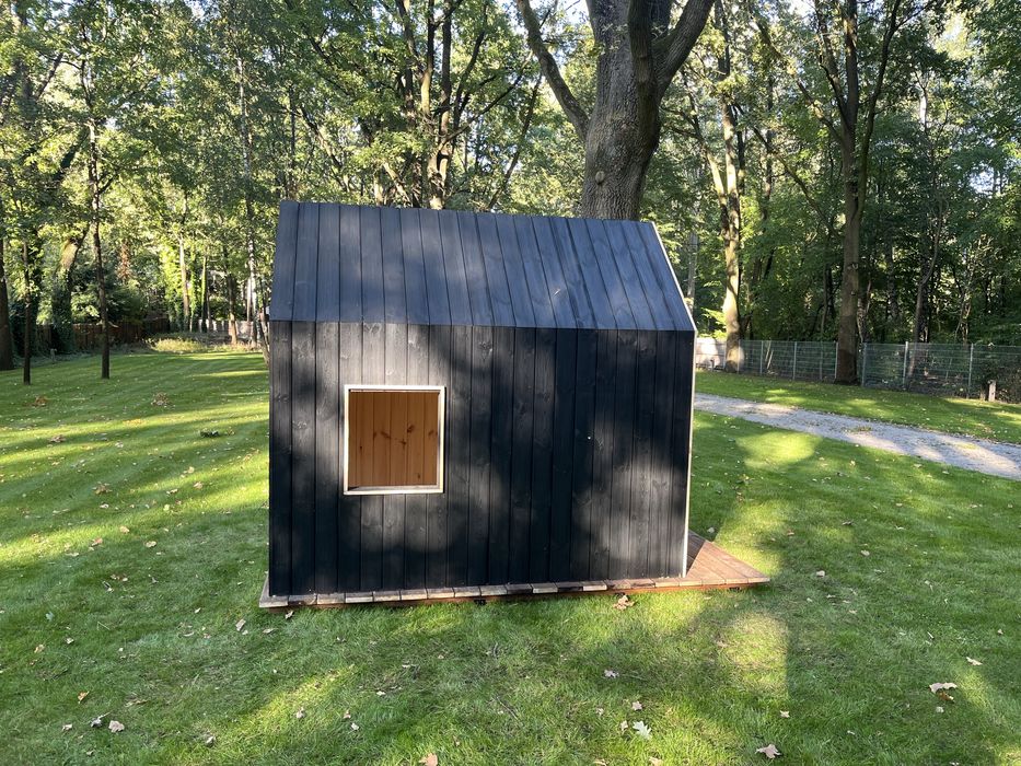 Skandynawski drewniany domek dziecięcy z tarasem