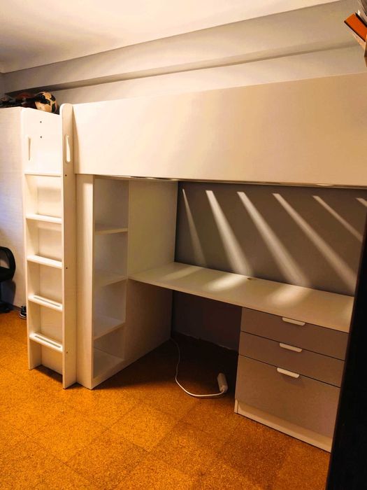 Cama alta IKEA SMASTAD com roupeiro e secretária