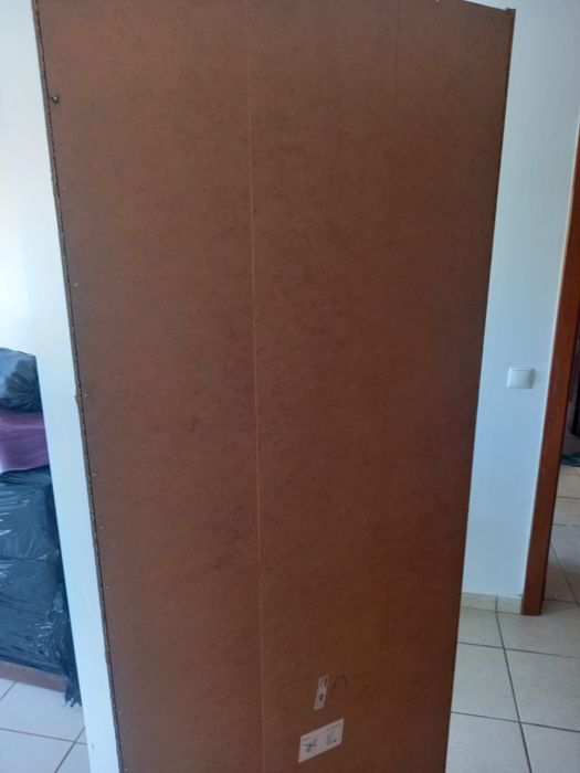 Movel branco de pesteleiras