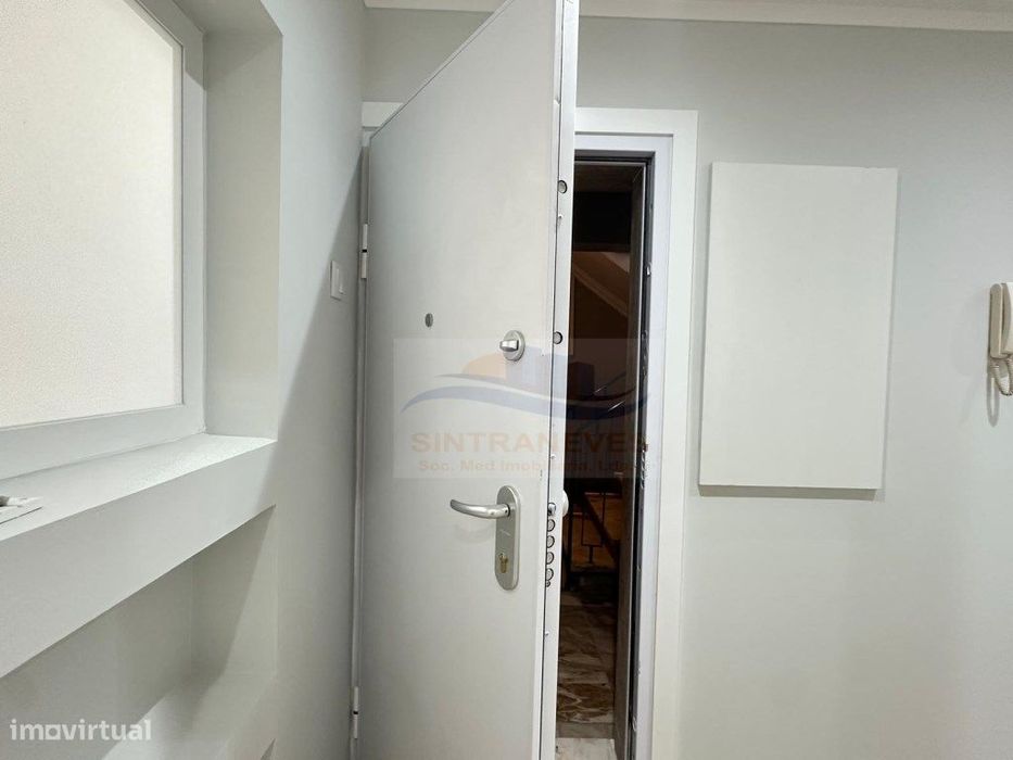 Apartamento T2 Renovado com Terraço junto à Igreja Matriz da Amador... — Venteira, Lisboa