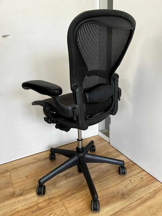 Opção completa Herman Miller Aeron remodelada, com suporte lombar
