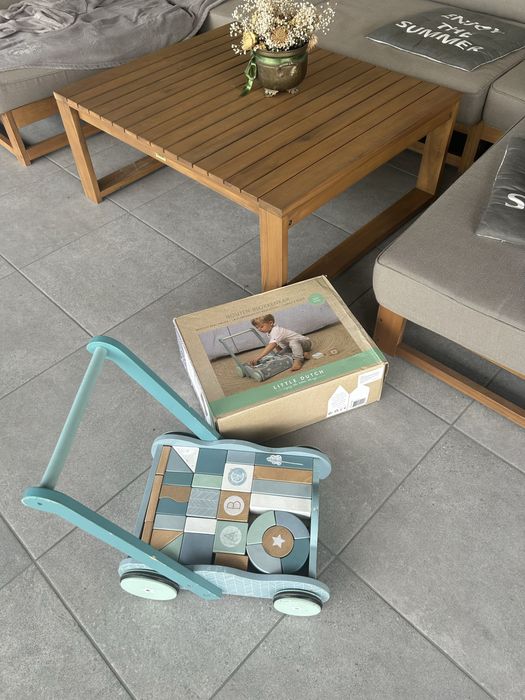 Pchacz z marki Little Dutch Drewniany wózek z klockami