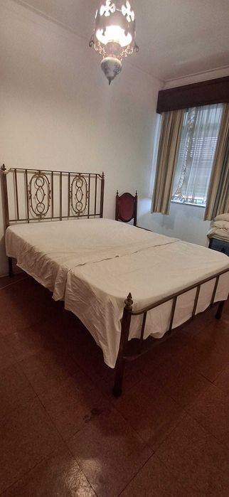 Cama de casal em metal