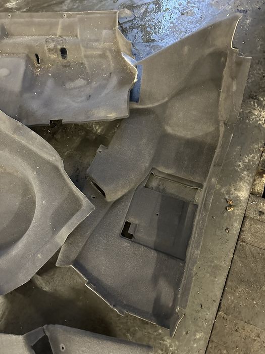 Wnętrze wykładzina bagażnika boczek mercedes w211