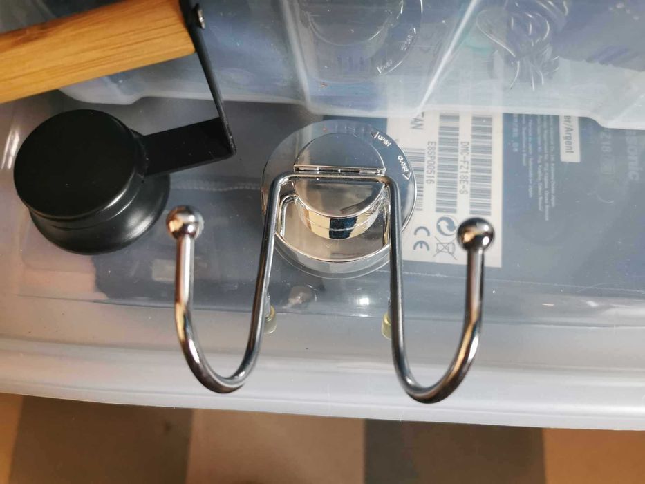 Uchwyt na przylepiec do papieru toaletow czarny drewno toaleta wieszak