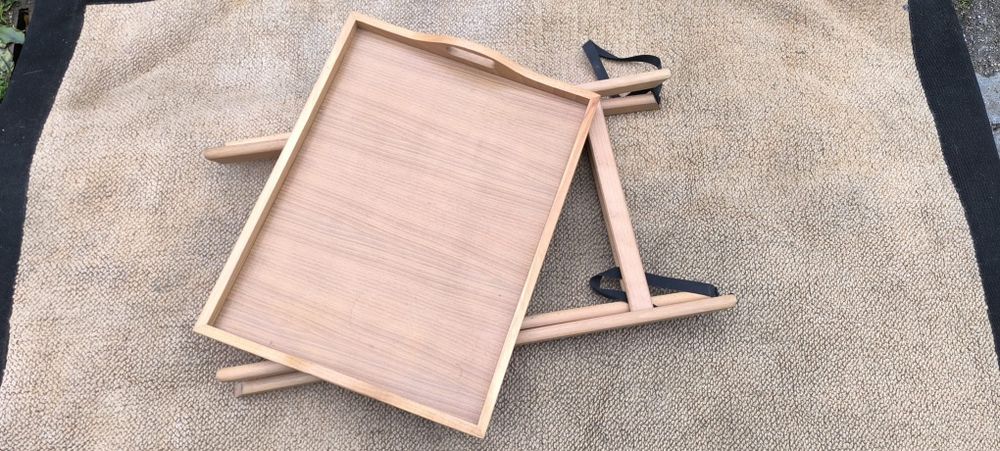 Mesa de apoio bambu dobrável com tabuleiro destacável.
Medidas: 55/42/