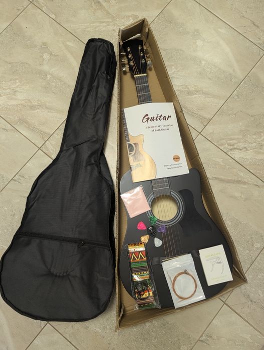 Акустична гітара + комплект для навчання