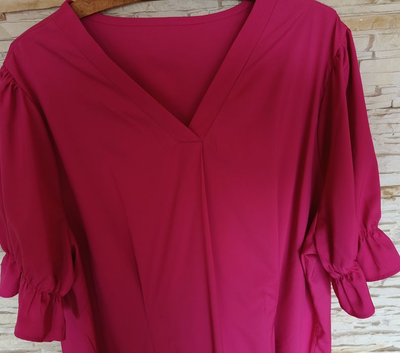 Sukienka w kolorze fuksji dla puszystych