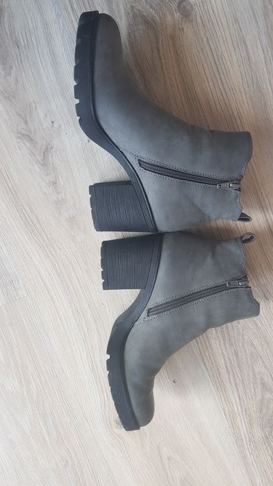 Szare Botki na słupku Graceland