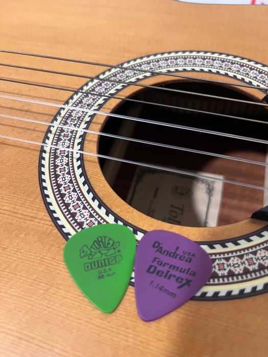 Guitarra Clássica (Violão) Nova e Palhetas em ótimo estado