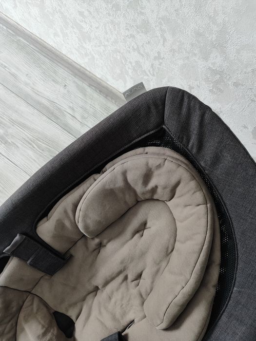 Крісло-шезлонг для дітей від NUNA з блоком для автоматичного гойдання.