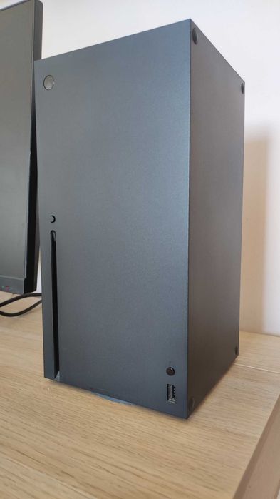 KIT Xbox Series X 1TB (Consola + 2 Comandos + Base Carregador + Acessórios)