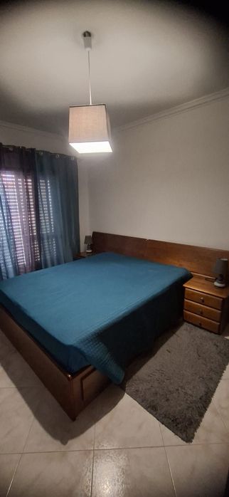 Cama de casal , mesas de cabeceira e cómoda