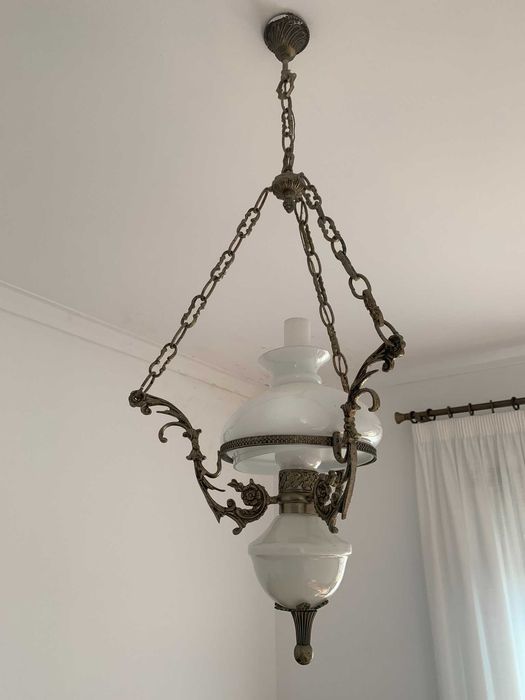 Candeeiro de Teto Suspenso Vintage em Bronze Trabalhado e Vidro Opala