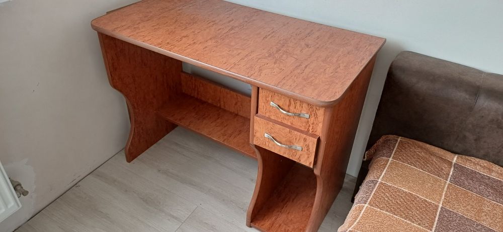 Комп'ютерний стіл