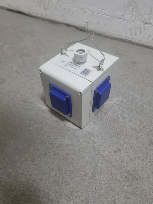 Rozgałęźnik elektryczny 4x230V podwieszany IP44