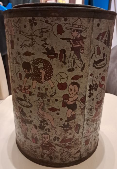 Lata de cromos futebol caramelos da Joneca no Montijo.