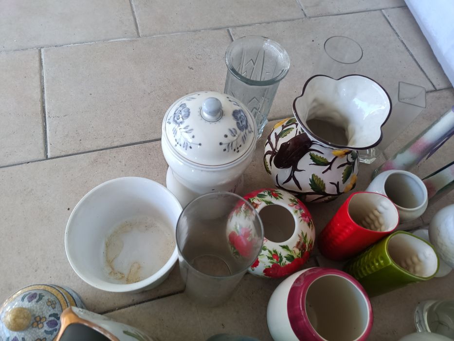 Conjunto de jarras de vários tamanhos e feitios