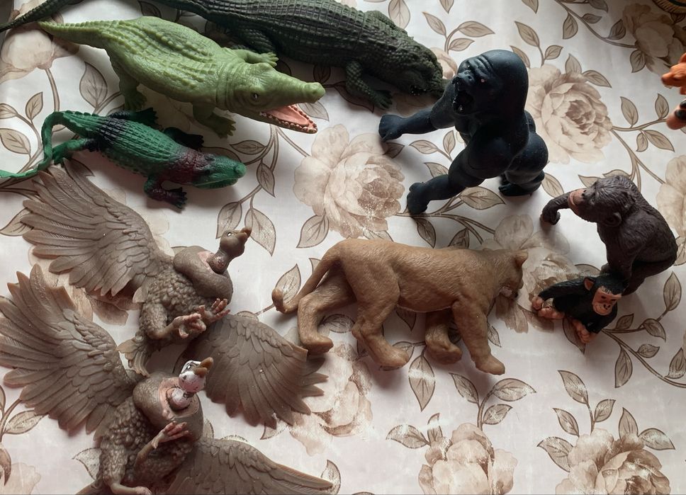 Резинові іграшки та фігурки