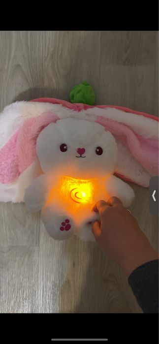 Дихаючий дихає дышащий дышит зайчик у полуниці