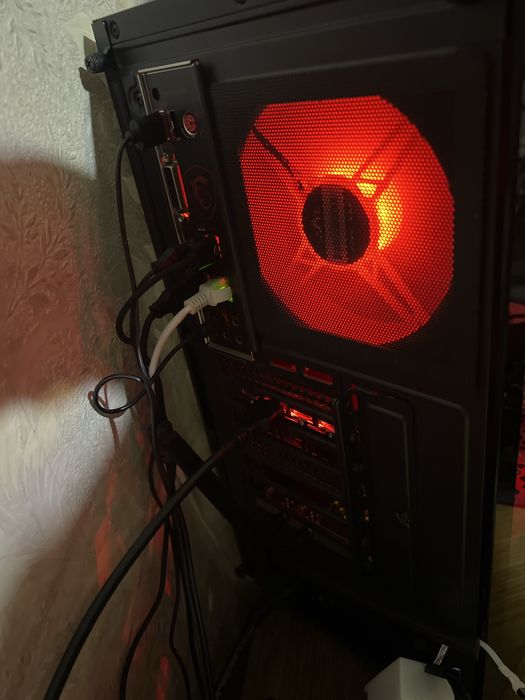 Продам компютер хорошей начинкой и корпус аквариум