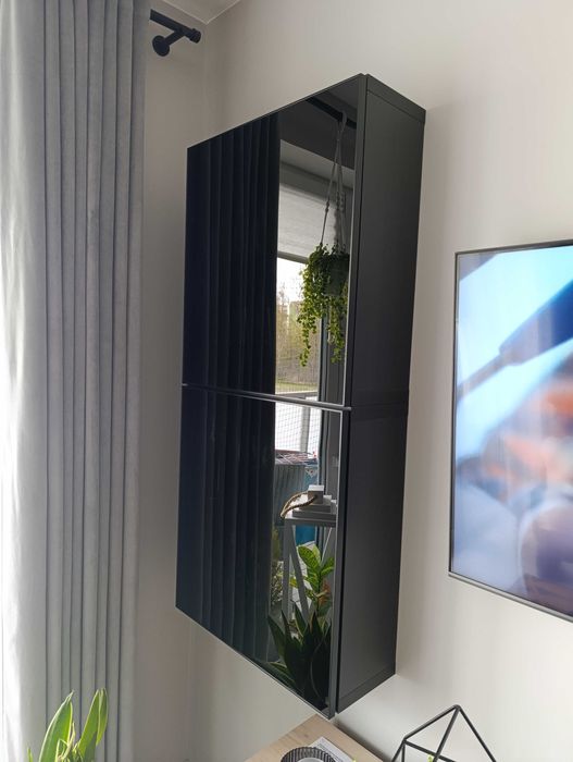 Zestaw dwóch witryn IKEA Besta