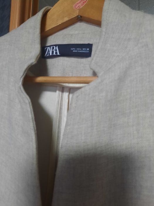 Płaszczyk beżowy firmy ZARA