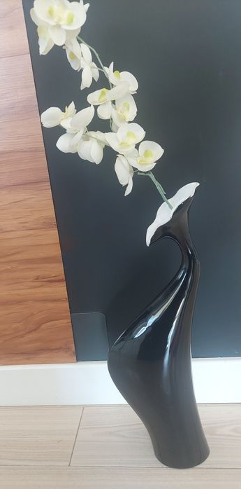 Piękny czarno- biały wazon.