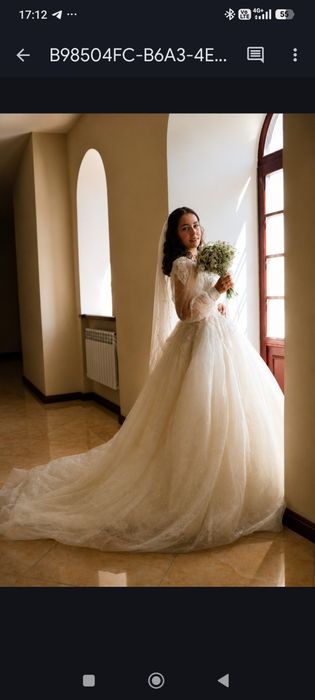 Весільна сукня зі шлейфом