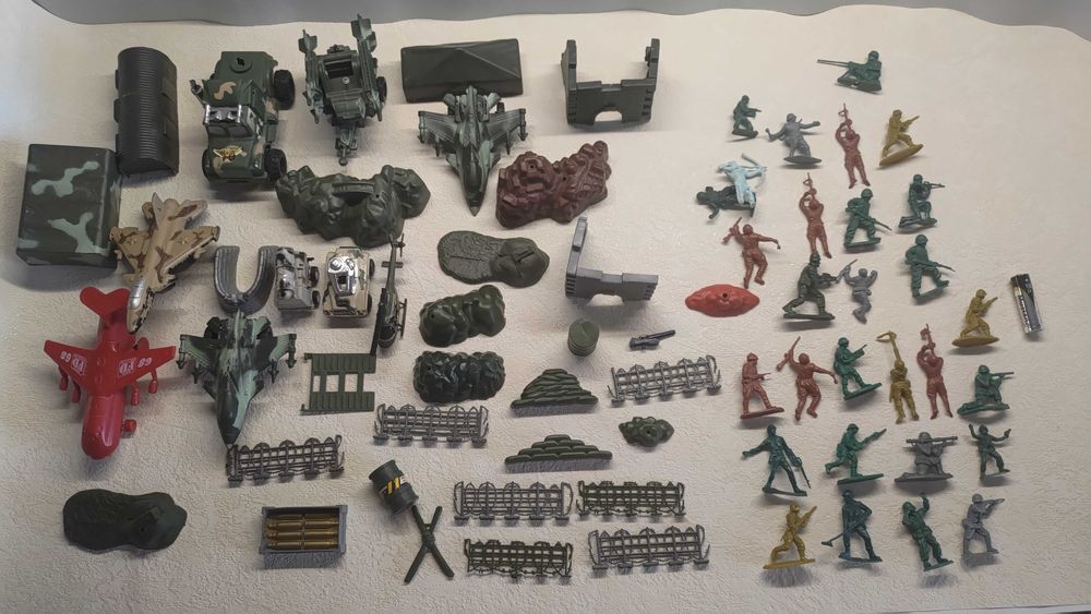 Солдатики.самолет.ланшафт.грузовик.веенный.90-х годов.цена за все.