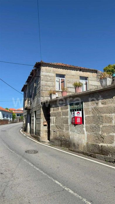 Terreno com uma moradia uma casa de apoio e um armazém.