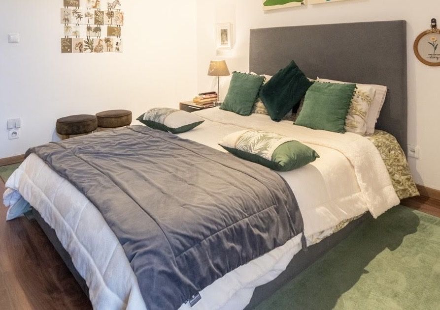Cama de casal cinza de veludo