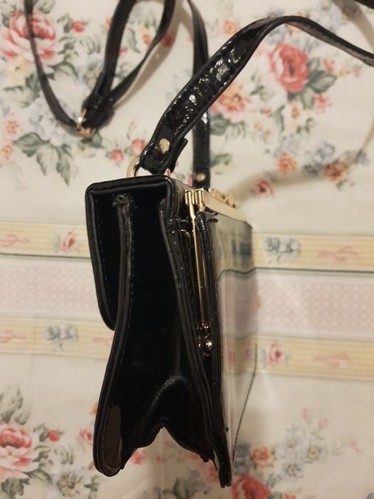 Mala pequena preta envernizada