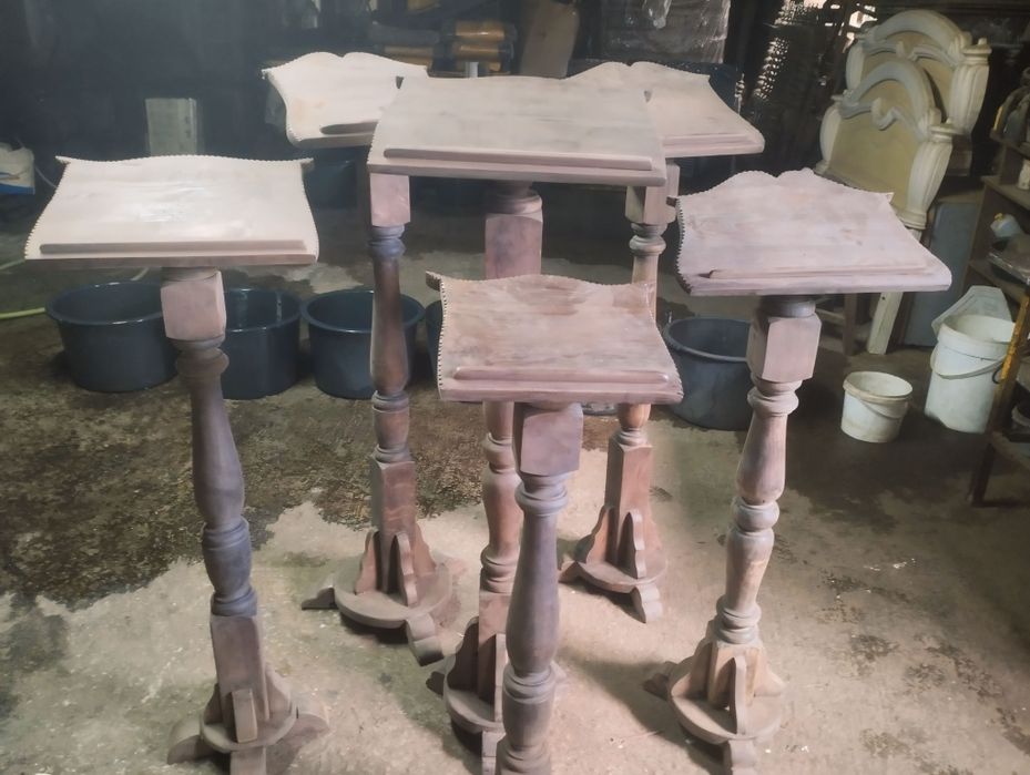 Restos do antigamente. Velharias em castanho maciço e peças decorativa