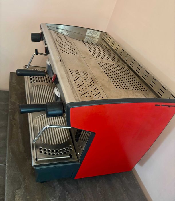 Продаж меблів та обладнання б/у для кав'ярні.