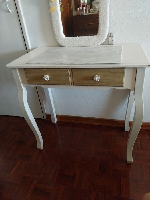 Mesa branca e cor carvalho