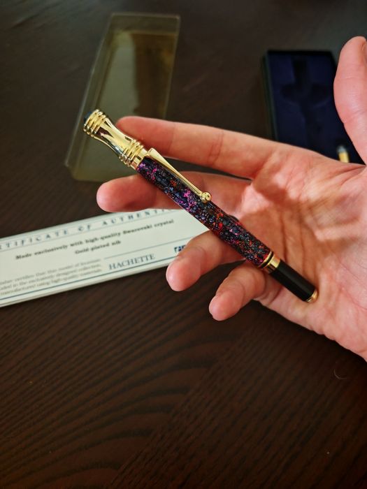 Caneta Hachette com cristal Swarovski