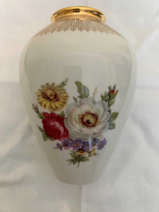 Порцелянова ваза