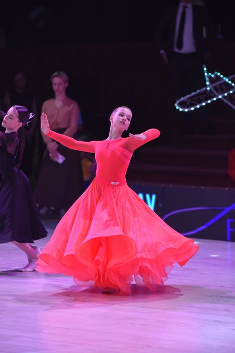 Пошиття бальних суконь